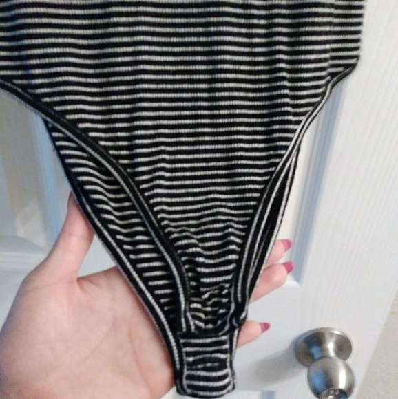 Black & White striped onesie - Picture 4 of 4